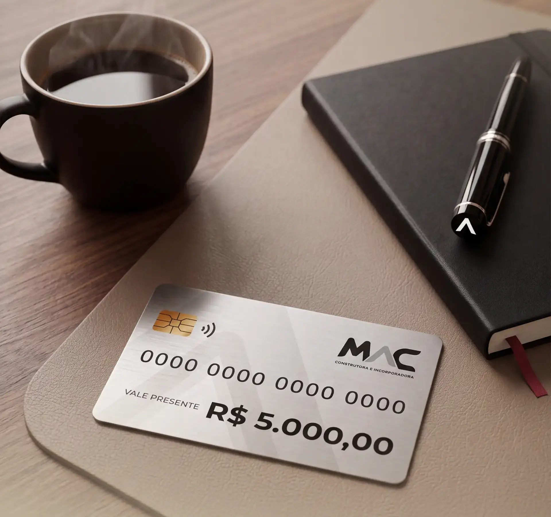 Vale-presente MAC de R$ 5.000,00 sobre a mesa com café e caderno